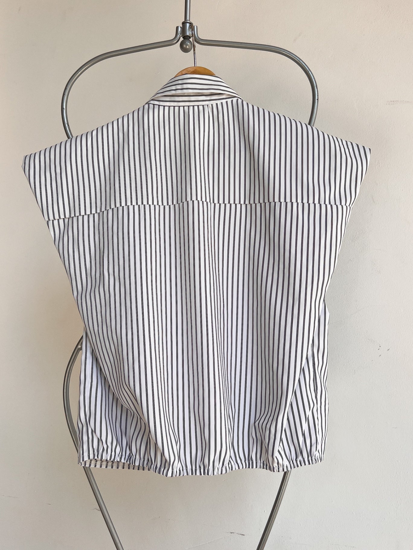 MARTHE - Sleeveless Button-Up Shirt White with Black Stripes