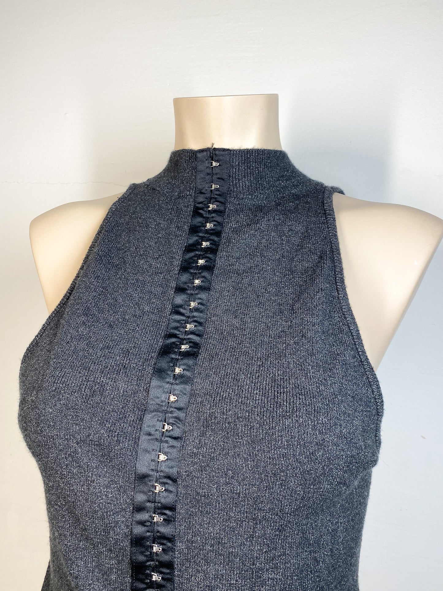 JOANN - Grey turtle neck top — L